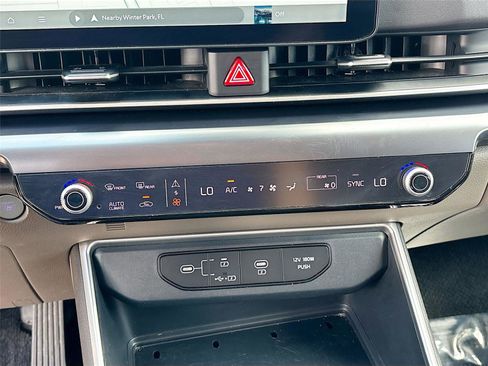 Used 2025 Kia Carnival FWD image 16