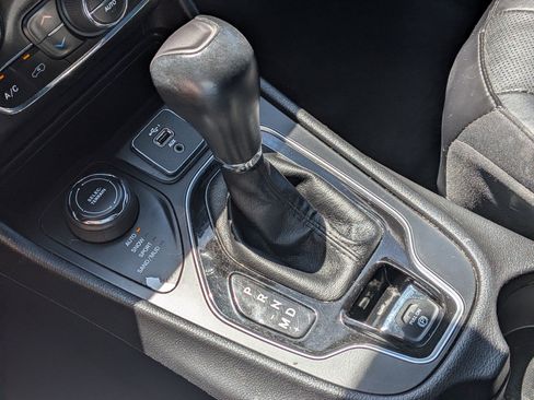 Used 2019 Jeep Cherokee Limited AWD/4WD image 27