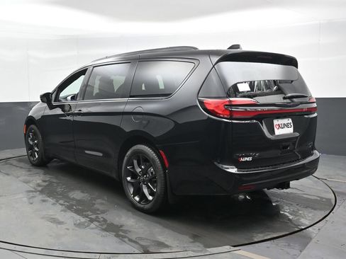 New 2026 Chrysler Pacifica Limited w/ S Appearance Package AWD/4WD image 8