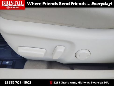Used 2017 Toyota Camry XLE w/ Moonroof Package FWD image 21