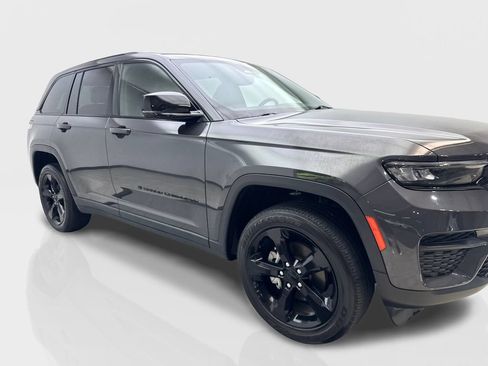 Used 2023 Jeep Grand Cherokee Altitude AWD/4WD image 12