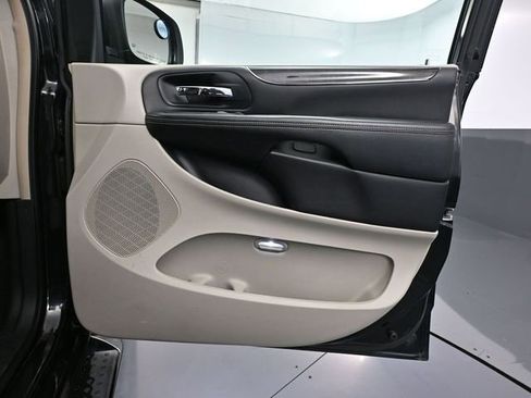 Used 2013 Chrysler Town & Country Touring image 39