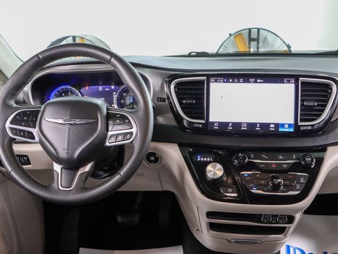 Used 2023 Chrysler Pacifica Touring-L FWD image 17
