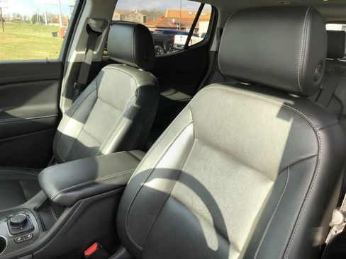 Used 2020 GMC Acadia SLT w/ Driver Alert Package II image 15