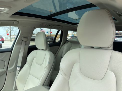 Used 2025 Volvo V60 B5 Cross Country Plus image 18