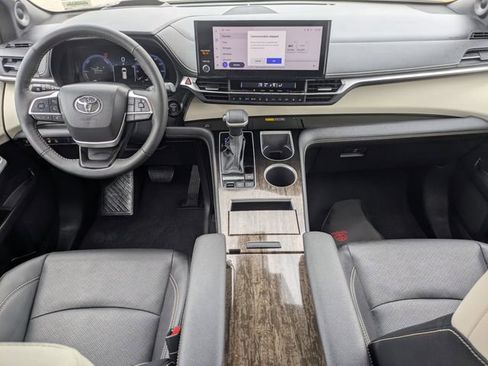 Used 2025 Toyota Sienna Platinum image 11