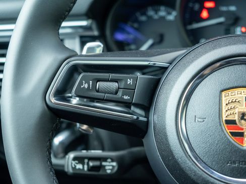 Certified 2025 Porsche Macan image 24