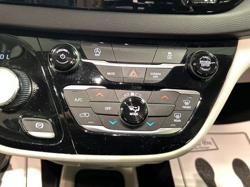 Used 2023 Chrysler Voyager LX image 19