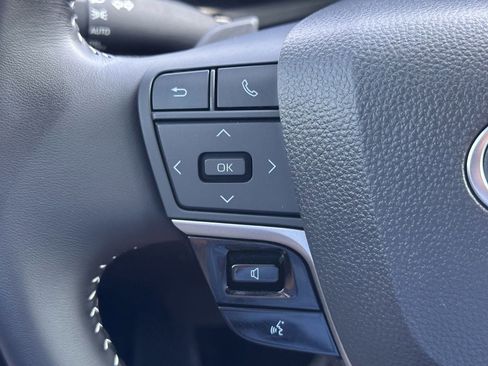 Used 2025 Toyota Camry SE w/ Convenience Package image 27