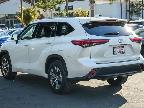 Used 2022 Toyota Highlander XLE FWD image 4