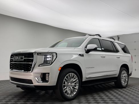 Used 2024 GMC Yukon SLT w/ SLT Luxury Package AWD/4WD image 2