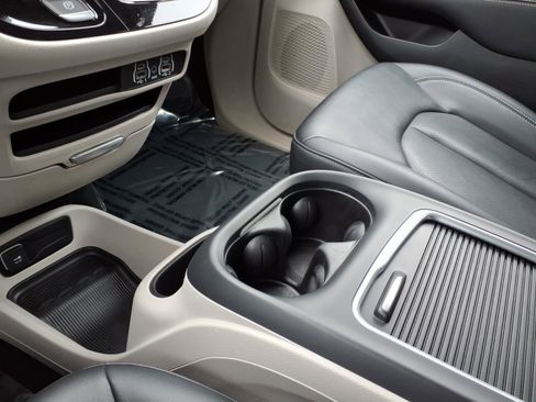 Used 2024 Chrysler Pacifica Touring-L image 22