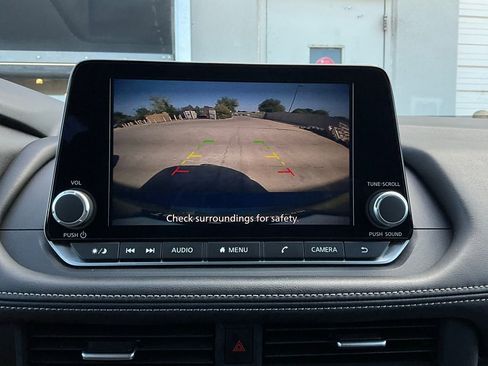 Used 2025 Nissan Rogue SV image 31