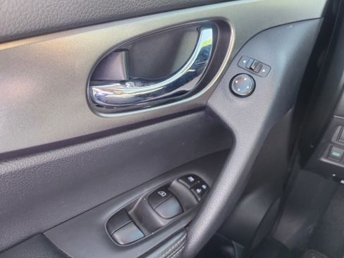 Used 2016 Nissan Rogue SV AWD/4WD image 15