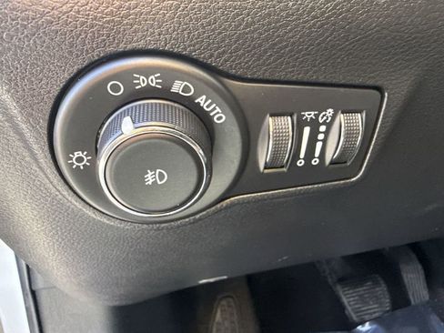 Used 2023 Jeep Compass Latitude image 9