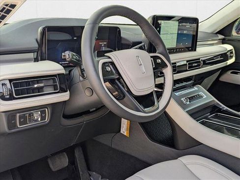 New 2025 Lincoln Aviator AWD image 3