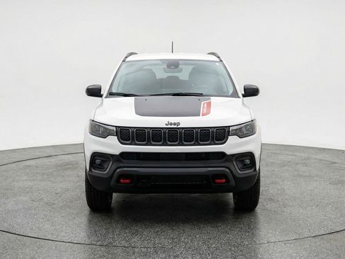 Used 2025 Jeep Compass Trailhawk image 2