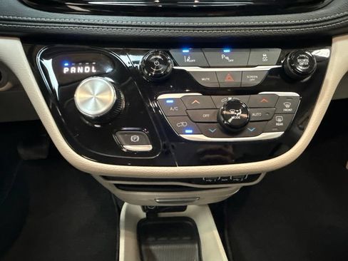 Used 2024 Chrysler Pacifica Limited FWD image 22