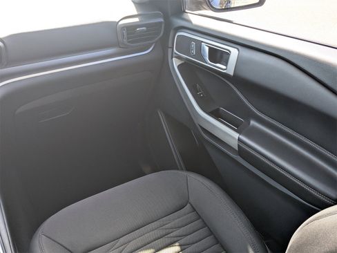 Used 2021 Ford Explorer XLT image 19