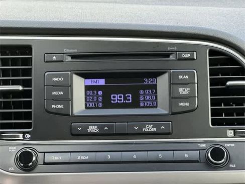 Used 2017 Hyundai Elantra SE image 10