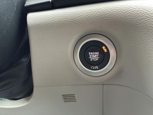 Used 2018 Chrysler Pacifica Touring-L FWD image 24