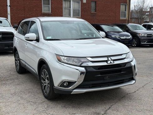 Used 2016 Mitsubishi Outlander SE image 1
