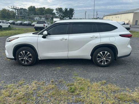 Used 2023 Toyota Highlander XLE FWD image 5