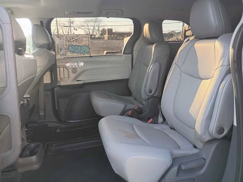 Used 2021 Toyota Sienna XLE image 18