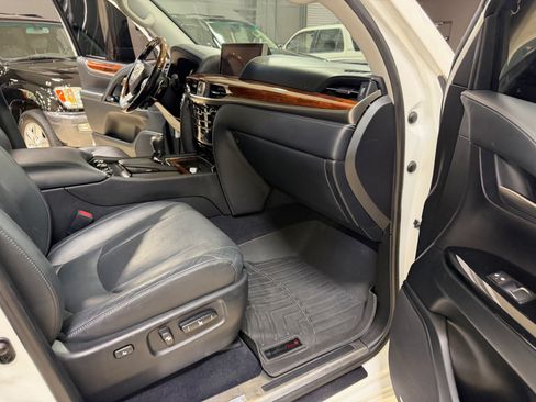Used 2016 Lexus LX 570 4WD w/ Luxury Package image 19