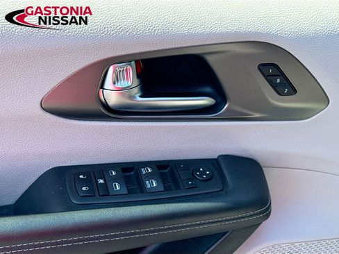 Used 2023 Chrysler Pacifica Touring-L FWD image 22