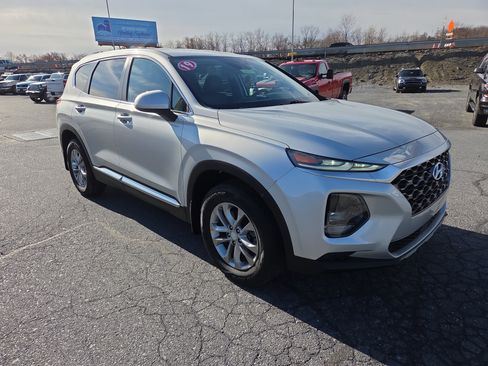 Used 2019 Hyundai Santa Fe SE image 1