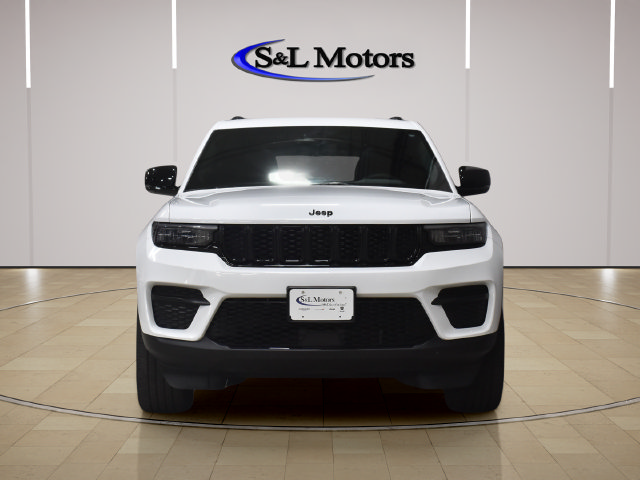 Used 2024 Jeep Grand Cherokee Altitude AWD/4WD image 2