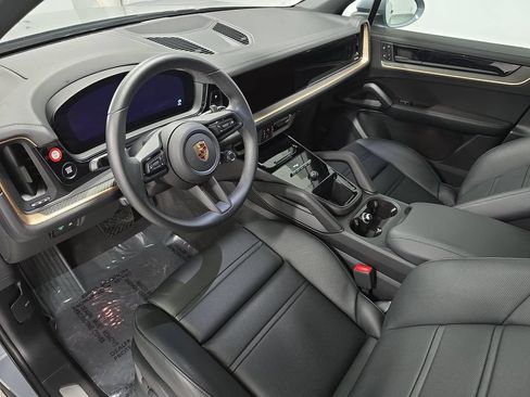 Certified 2024 Porsche Cayenne AWD/4WD image 4