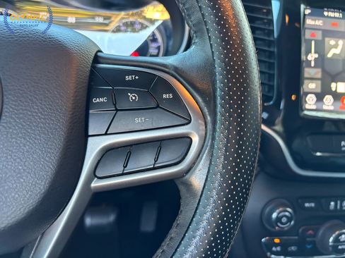 Used 2019 Jeep Cherokee Limited image 24