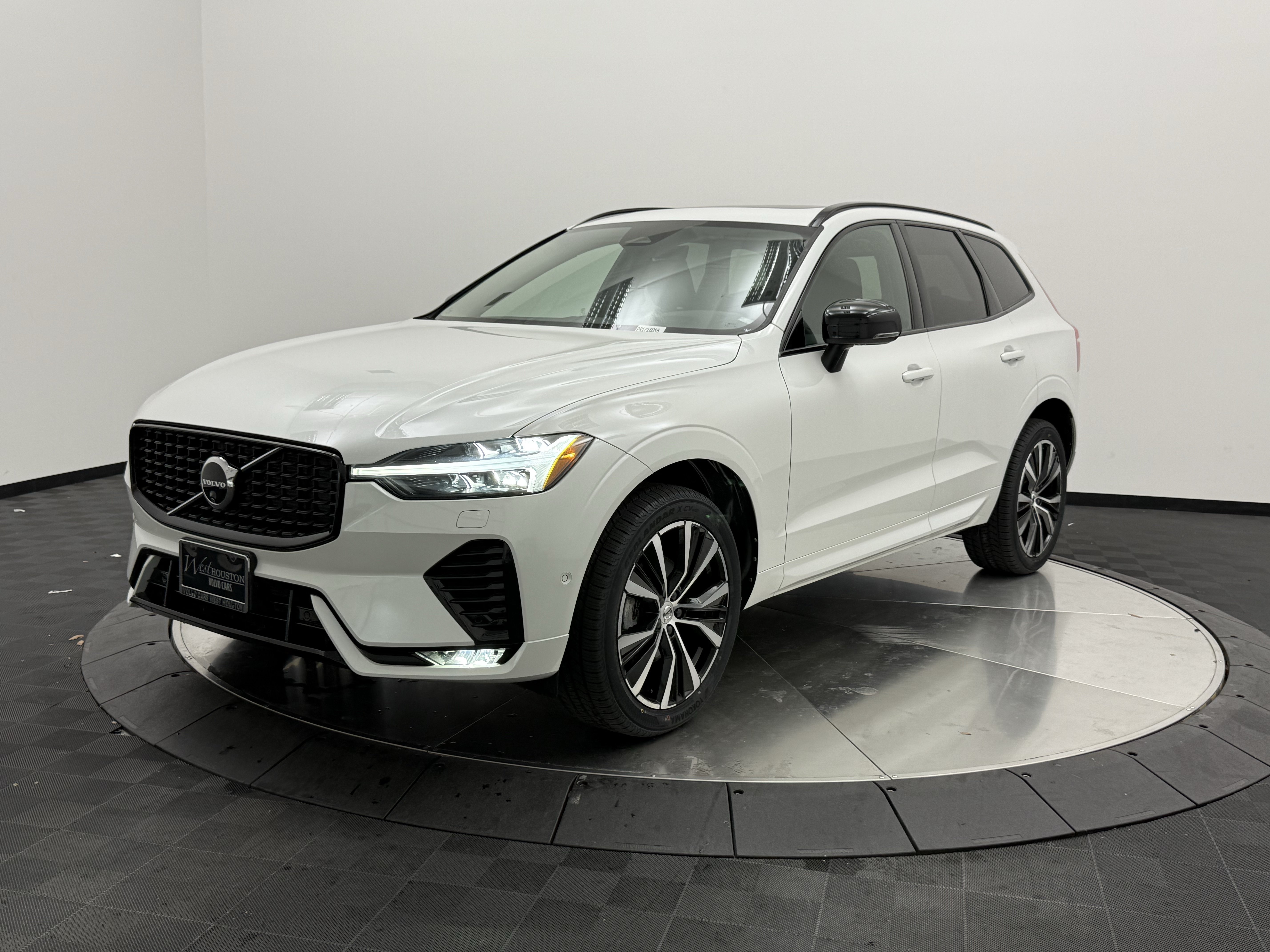 Certified 2024 Volvo XC60 B5 Plus w/ Protection Package Premier AWD/4WD image 3