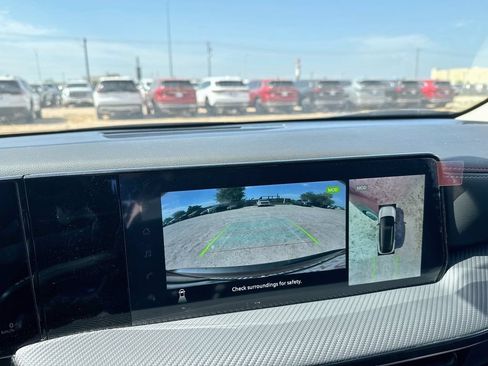 Used 2025 Nissan Kicks SR FWD image 16