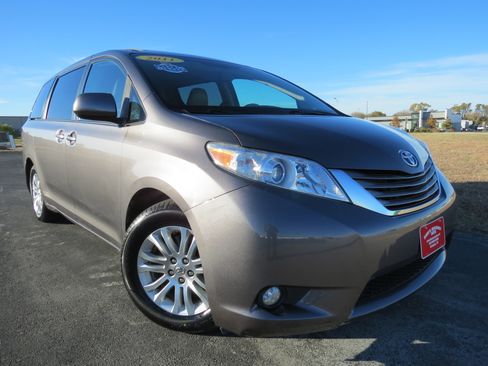 Used 2011 Toyota Sienna XLE image 2