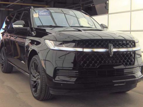 Used 2025 Lincoln Navigator L Reserve w/ Jet Appearance Package AWD/4WD image 4