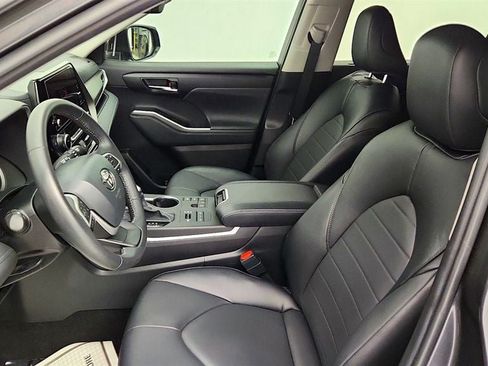 Used 2024 Toyota Highlander XLE AWD/4WD image 12