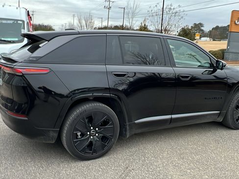 Used 2024 Jeep Wagoneer Launch Edition image 8