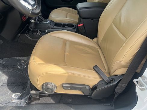 Used 2018 Jeep Wrangler Rubicon AWD/4WD image 13