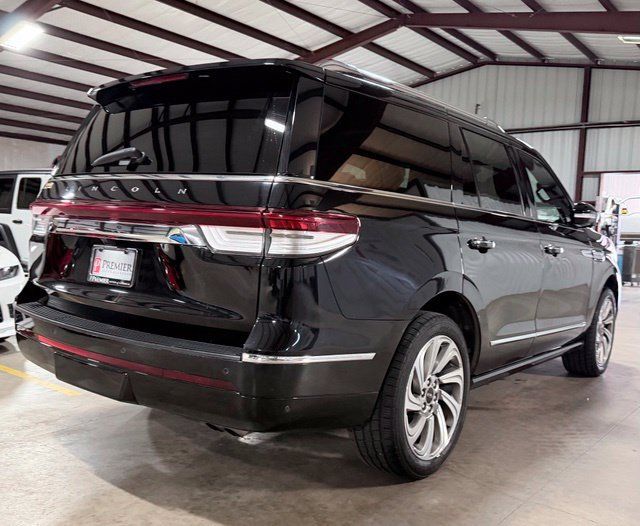 Used 2022 Lincoln Navigator Reserve AWD/4WD image 3