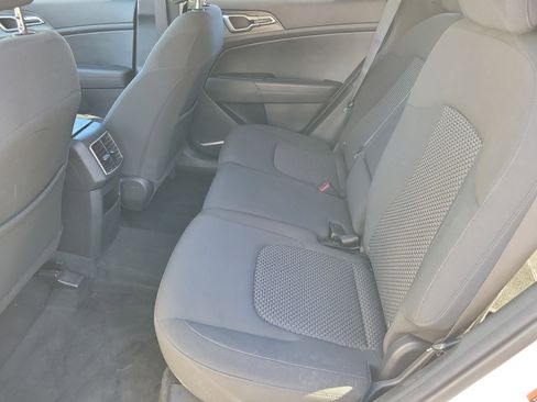 Used 2023 Kia Sportage LX image 6