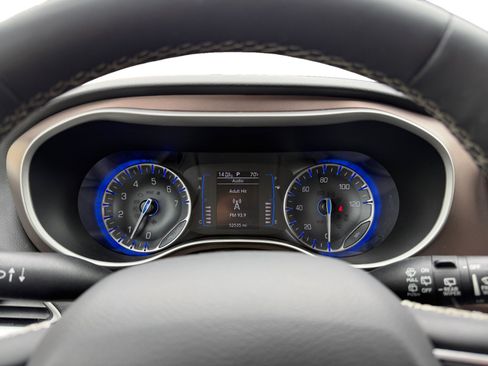 Used 2023 Chrysler Voyager LX FWD image 10
