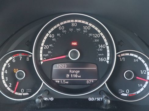 Used 2013 Volkswagen Beetle 2.0T FWD image 31