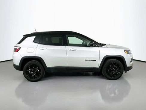 Used 2024 Jeep Compass Latitude w/ Convenience Group AWD/4WD image 4