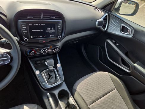 Used 2023 Kia Soul LX image 22