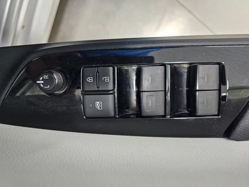 Used 2019 Toyota Prius XLE AWD/4WD image 25