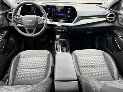 Used 2025 Chevrolet Trax LT FWD image 14