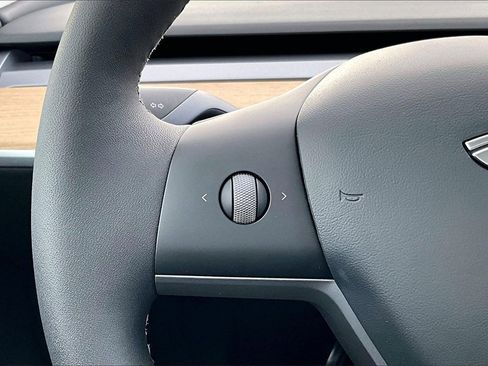 Used 2021 Tesla Model Y Long Range image 18